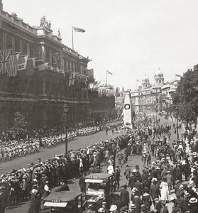 Processione della pace delle truppe indiane che salutano il Milite Ignoto al Cenotafio, Whitehall, 19 luglio 1919 da English Photographer